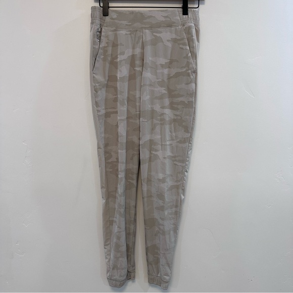 ATHLETA Brooklyn Camo Jogger Pants Elastic Waistband Abalone Beige Womens 4 - Picture 5 of 10